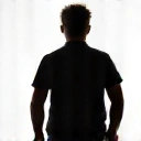 Silhouette einer Person mit Anzeichen von Unwohlsein